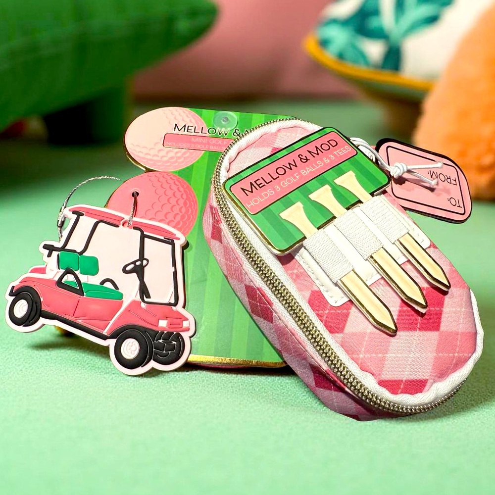 Mellow & Mod NWT Pink Argyle Golf
Pouch Gift Set with Balls Tees & Luggage Tag